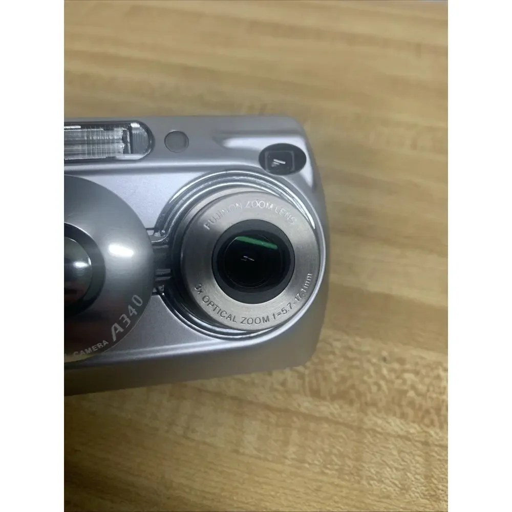 Fujifilm Silver FinePix A340 4MP Digital Camera w/Case & 16MB-XD Card TESTED